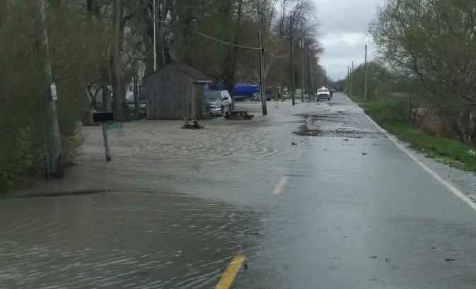 MunicCK's tweet photo. Erie Shore Drive Special Council Meeting will be held Friday, February 28 at 5:30 p.m. All residents of Erie Shore Drive and Erieau are urged to attend.
Based on information received today, there is an elevated possibility of failure of a portion of Erie Shore Drive dike. https://t.co/23WLcaCTmF