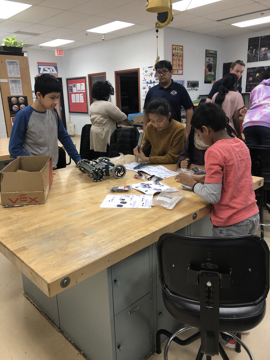 ms_vsez's tweet photo. #teamfccps, @BIEPartnership, @FCEFoundation, @envisionexp Thanks FCCPS, BIE, FCEF, MEH PTA! Envision exp brings the bots! https://t.co/tsX7QwoopE
