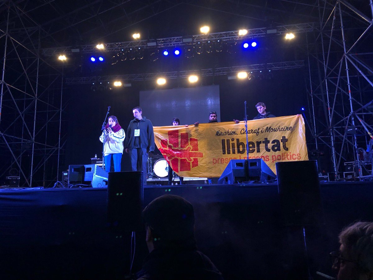 arran_girona's tweet photo. Ens trobem a les barraques de #Girona denunciant, un cop més, la desestimació de la vista per la llibertat d'en #Charaf i l'#Ibrahim. Prou racisme institucional, no pararem fins veure'ls lliures!✊🏽🔥 https://t.co/X7QWup2ksm