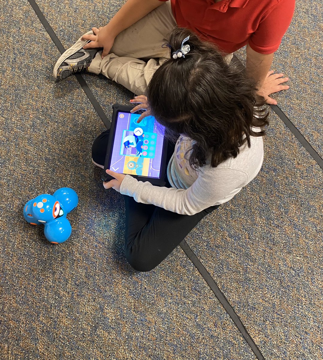 BestKidsofAll's tweet photo. Our 2nd Graders using the Go App to program Dash. @ChancellorComet @AliefTech @AliefISD @OfficialDLDay #CHNTech #DLDay #AreaBTech #AliefDigitalLeader #Aliefmission https://t.co/ZT8YMTR8OB