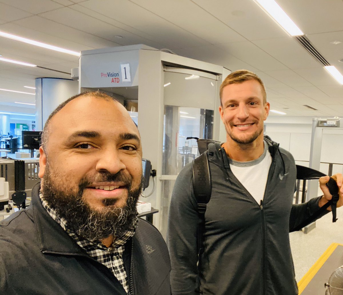 RG_NewEngland's tweet photo. Made a #FastFriend at the airport. He knows the value of protection and privacy, do you? @SprintComplete sure does. #Gronk #SprintComplete #SuperBowlChamp https://t.co/e79YGsV1Jp