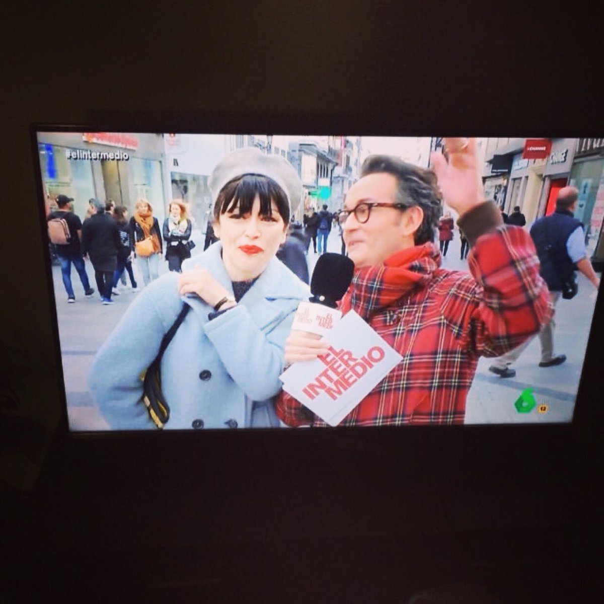 Que ratico más bueno hoy en El Intermedio. Todos más majos... Lastima yo que no tengo ni puta idea de política. 
Larga vida al <a href="/El_Intermedio/">El Intermedio</a>