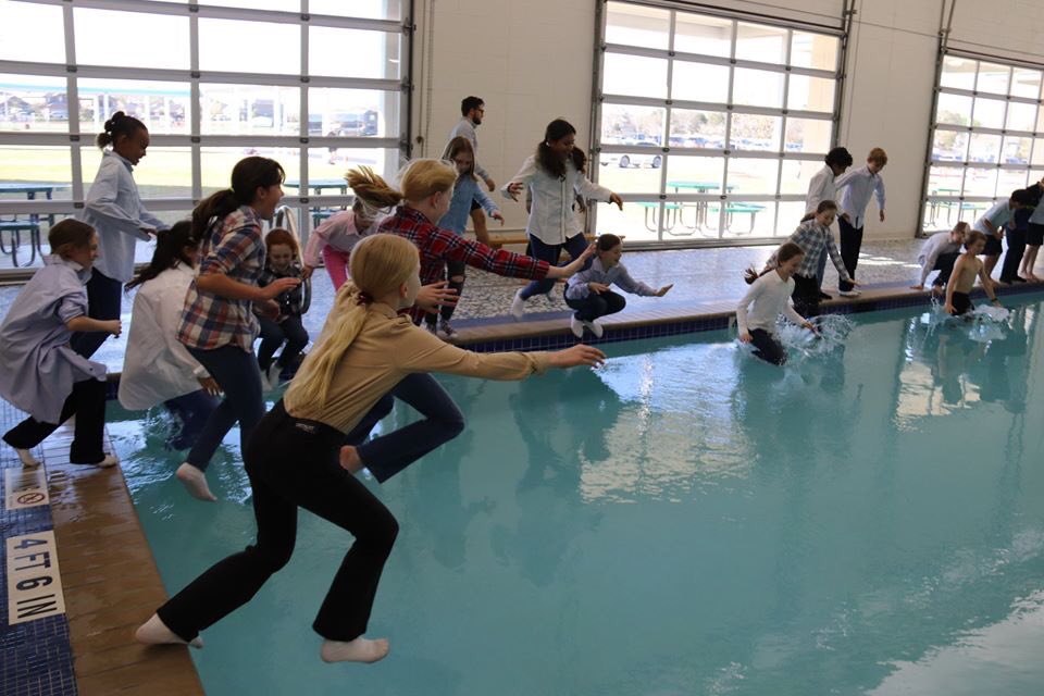 BISHouston's tweet photo. Our JASS Bronze participants are learning about water safety with our #worldclasscoach Laura. Our Year 6 #NAEAchievers are learning invaluable life skills! #NAEBeAmbitious https://t.co/LSLUbHTY1R
