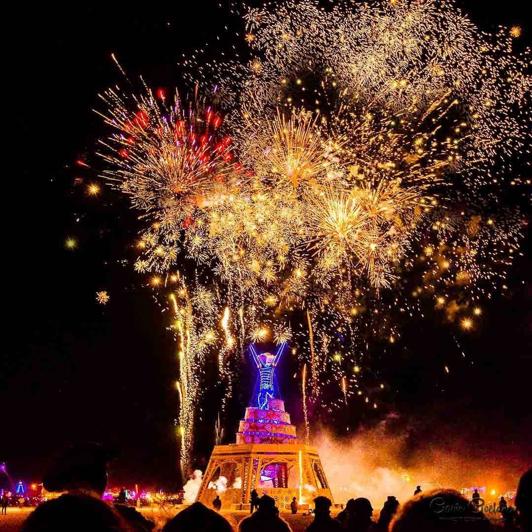 Saturday night and the man is about to burn... this photo really takes us back to that exact moment! 🖤  Who else is already counting down the days?? #burningman #DISTRIKT
