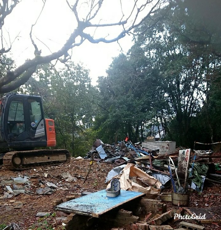 Omuro 昨日で すべての上屋は解体されました 本日からは土台 基礎の解体撤去になります 8番から88番の通路は 汲み取り式便所の肥溜め解体撤去があるので 通行止です 仁和寺 京都 御室 Omuro