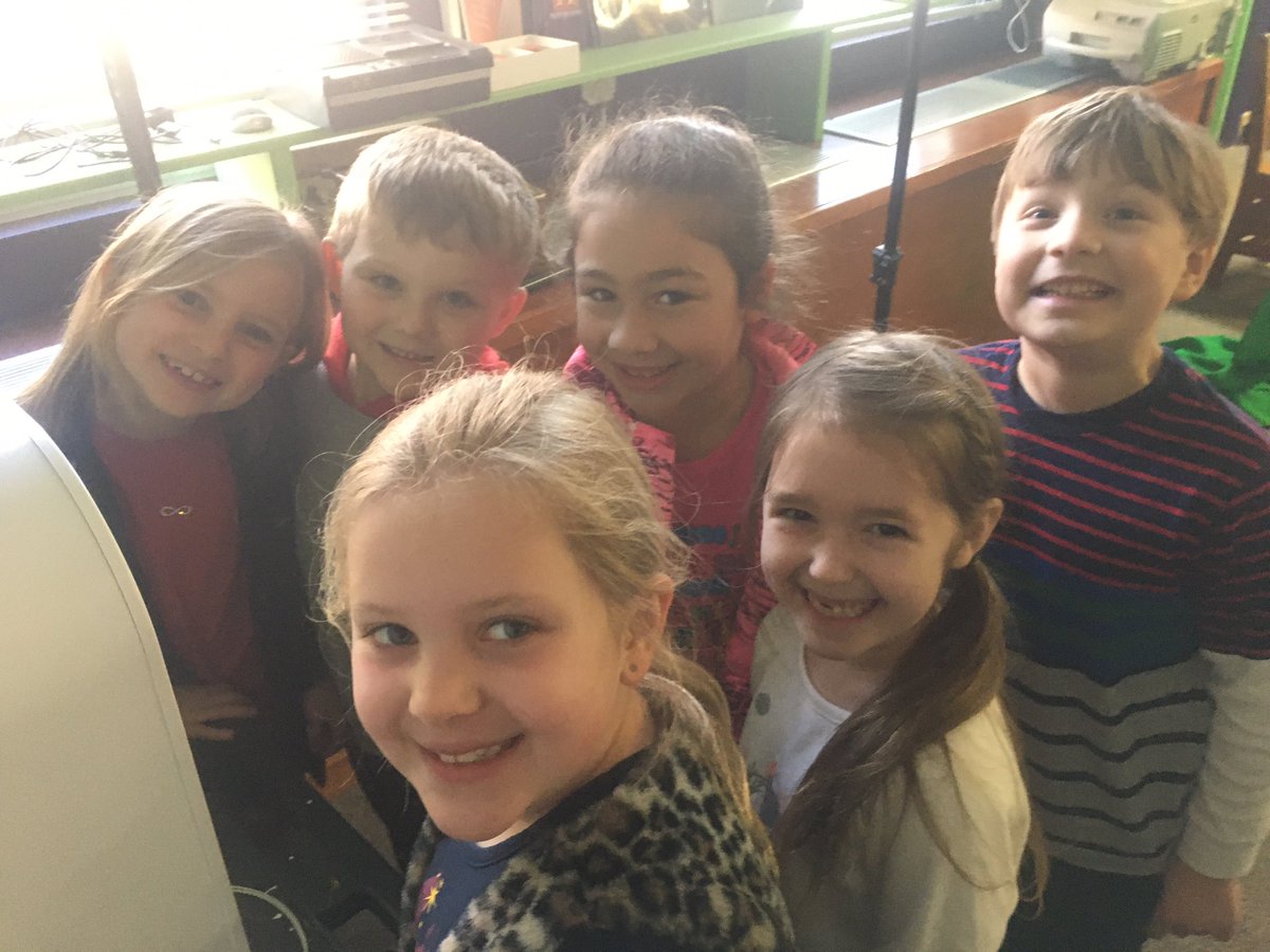 AprilSummey1's tweet photo. First graders read Snowflake Bentley and worked collaboratively to make a 3D snowflake using TinkerCad. They enjoyed watching it print! @JacBriggsMartin @tinkercad #cubepro @hescubcats #DLDay #PublicSchoolProud https://t.co/T3NjN3rwwP