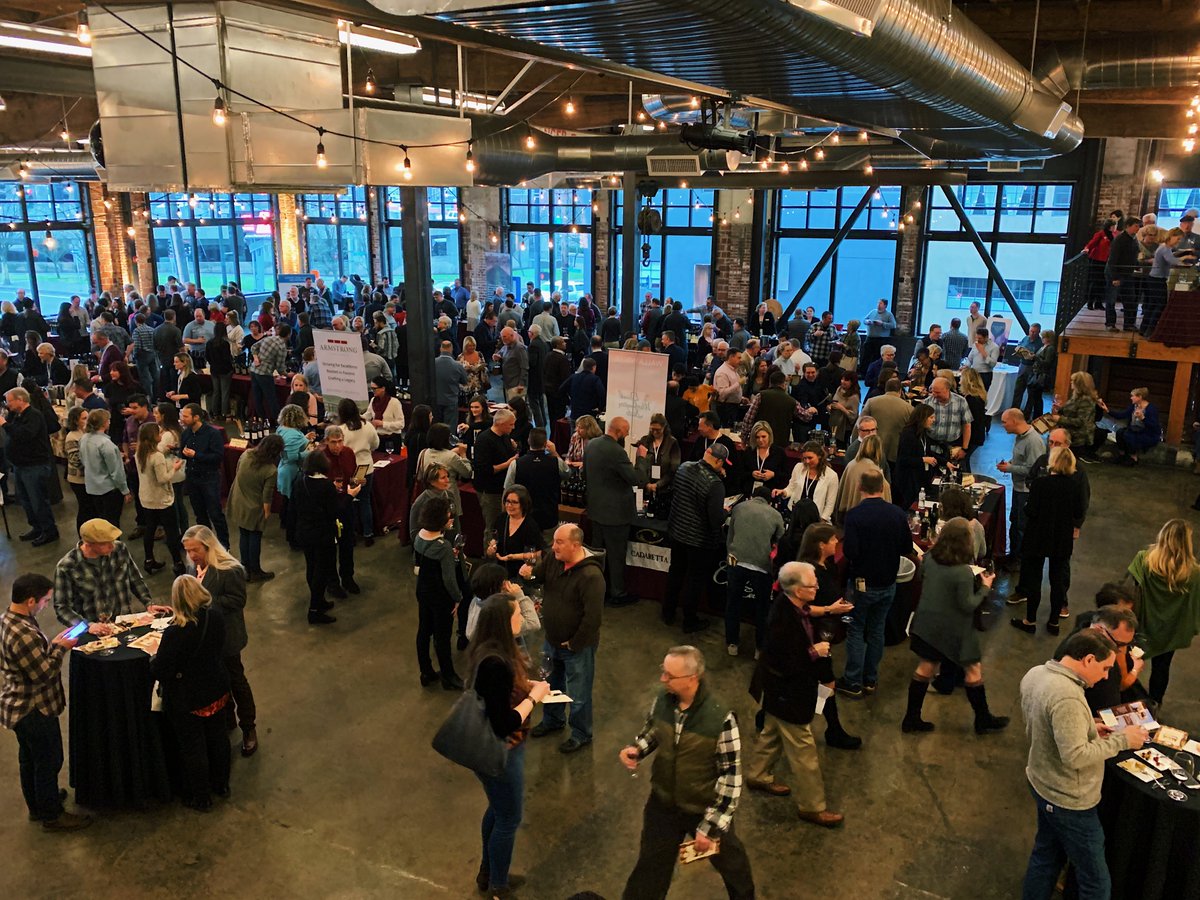 WWValleyWine's tweet photo. 47 wineries. Over 180 wines from 8 Washington &amp; Oregon AVAs. 🍷

Cheers to a magic Monday of #WallaWallaWine in Portland! Walla Walla Valley Wineries had a wonderful time pouring their wines for our Oregon friends. #OregonWine https://t.co/XVhoDBQdCY