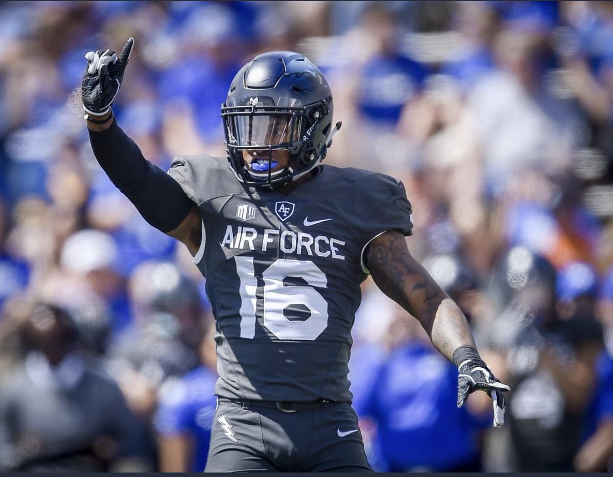 J1ggie's tweet photo. #AGTG I’m humbled and blessed to receive my FIRST offer from Air Force ✈️🖤 #LetsFly Thank you for the opportunity @CoachTCalhoun @Brian_Knorr @coachbenmiller @J_P_Sully @tdipentino @TeamFullGorilla https://t.co/W598ESxcbl