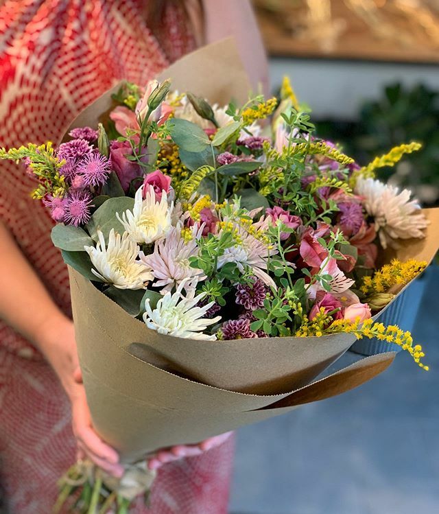 regiacasa's tweet photo. Mir @mariareinacocina paso por su ramo de la semana. Muchas gracias por la buena onda de siempre! 
Mañana viernes llegan más flores. https://t.co/PutmKa0RAb https://t.co/jIwiLVYzzT