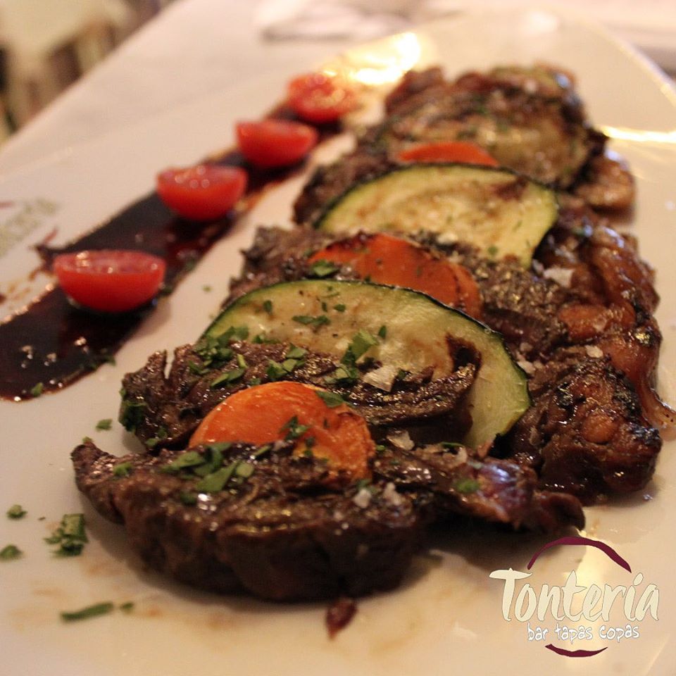 📌 ._ ÚLTIMO VIERNES DE FEBRERO _ .
.
✔️ Celebramos comiendo en Tontería : Tapas, Copas &amp; Bar
.
🍴 Cocina Mediterránea, Tapas, Menú Del Día y Copas
.
⭕️ Recomendamos: 🐮 TATAKI DE VACA GALLEGA
.
.
📍 Monasterio de las Huelgas, 9
.
📲 tumenuenlastablas.com
#tumenuenlastablas