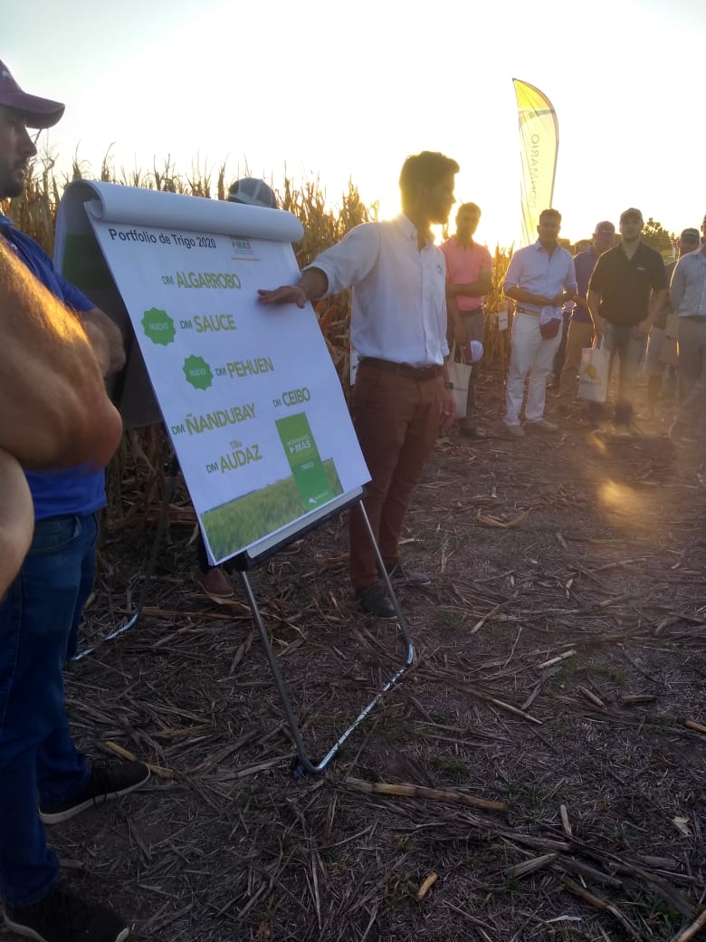 DONMARIOoficial's tweet photo. ¡Terminando la #DONMARIOMAS en Venado Tuerto! 

El equipo #Técnico y #Comercial de DONMARIO y Semillas San Isidro presentaron estrategias de #Manejo, nuevos productos de #Soja y #Maíz y la #Genética con todo el potencial de #Rendimiento. https://t.co/1M6TZOtHb2
