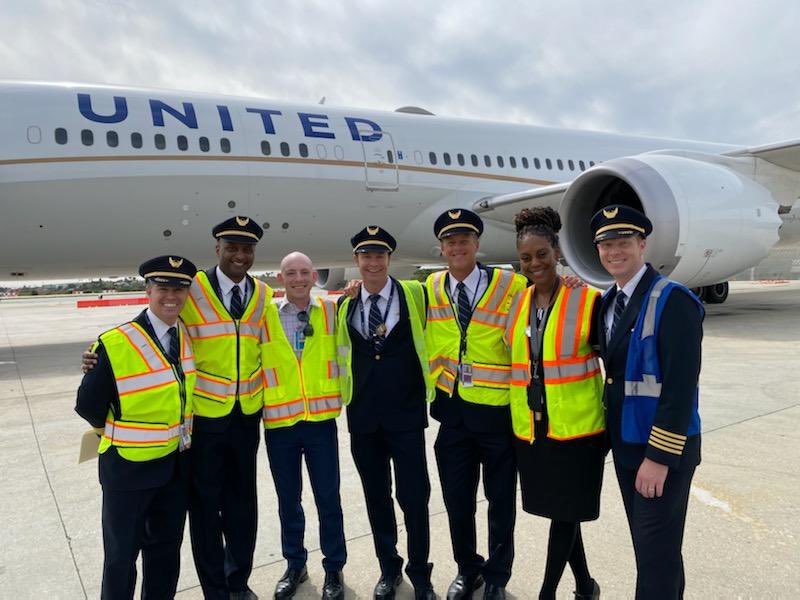 LAXCPO1's tweet photo. Great day today at lax flight ops hosting 20 students from local high schools in the Los Angeles area. Many future United pilots in the group!! @BrianJ_LAX #weareunited https://t.co/iyQFG7J7Da