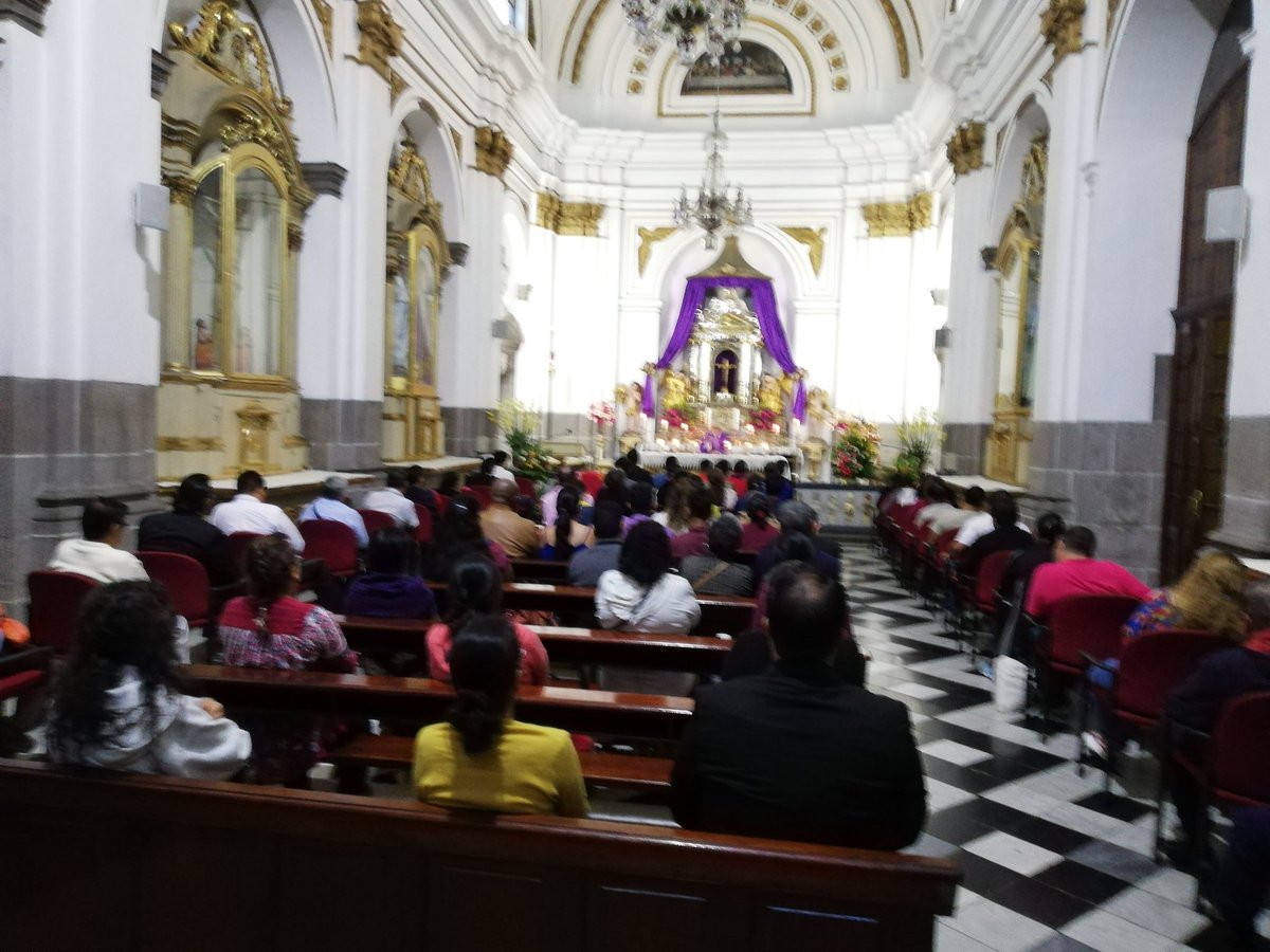 PasionRojaGT's tweet photo. En estos momentos se celebra la Santa Eucaristía en memoria de los #AngelesROJOS al cumplirse 16 años del trágico fallecimiento de Josué Dani Ortíz, se lleva a cabo en la Capilla El Sagrario, interior de Catedral Metropolitana. https://t.co/oYw33hVNQH