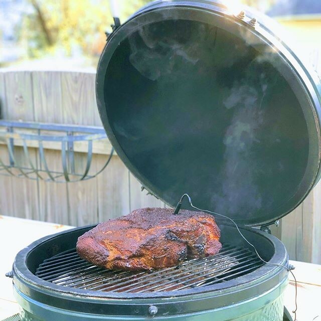 Well ain't that a beautiful sight? Pork Shoulder on a <a href="/biggreenegg/">Big Green Egg</a> .
Great shot by <a href="/andy_lakin/">Andy Lakin</a> we hope your Kick Ash Basket made grilling a dream
.
Don't forget to shake that ash responsibly! ift.tt/2TkzeUF