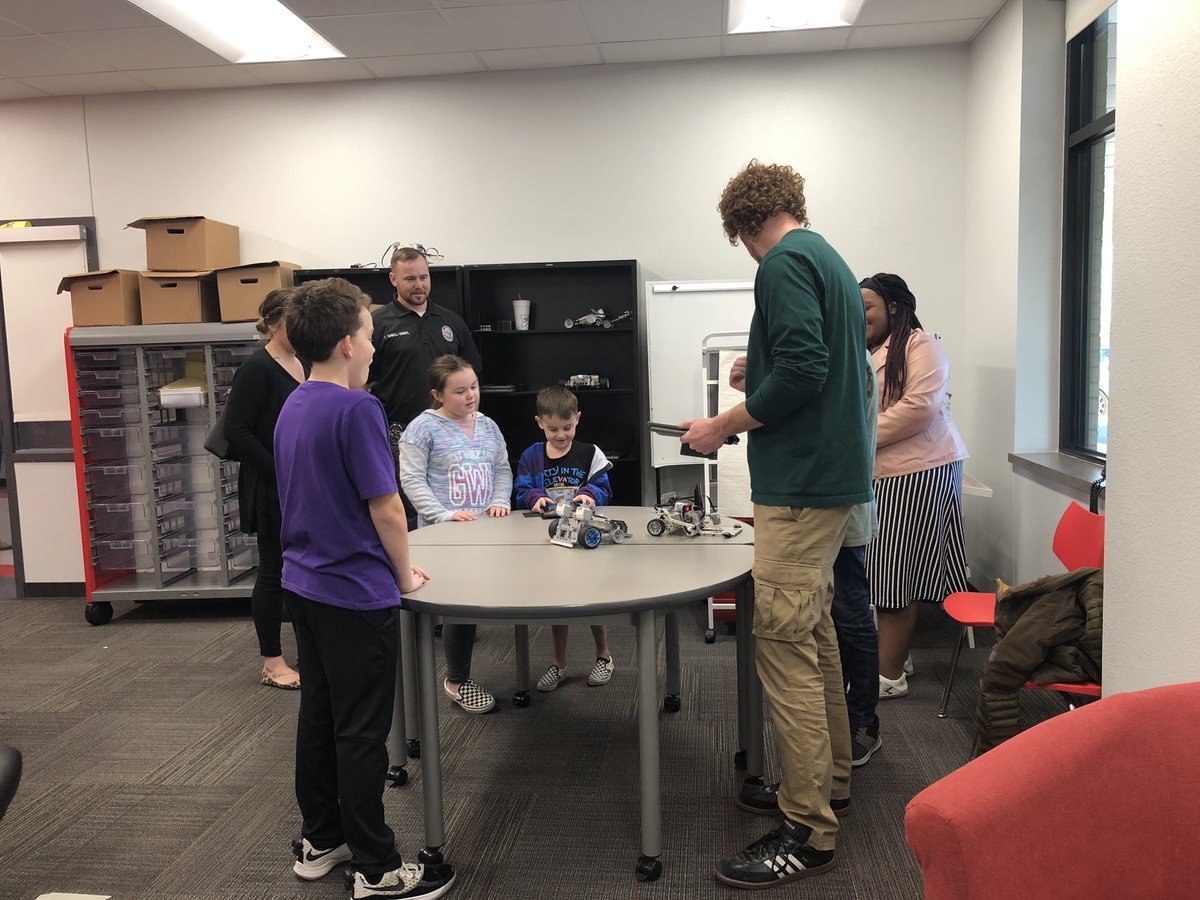 MelissaCTE's tweet photo. MMS Robotics/Engineering shows off the fighting robots for attendees to use. #CardinalCTE https://t.co/0cs2MIFjiE