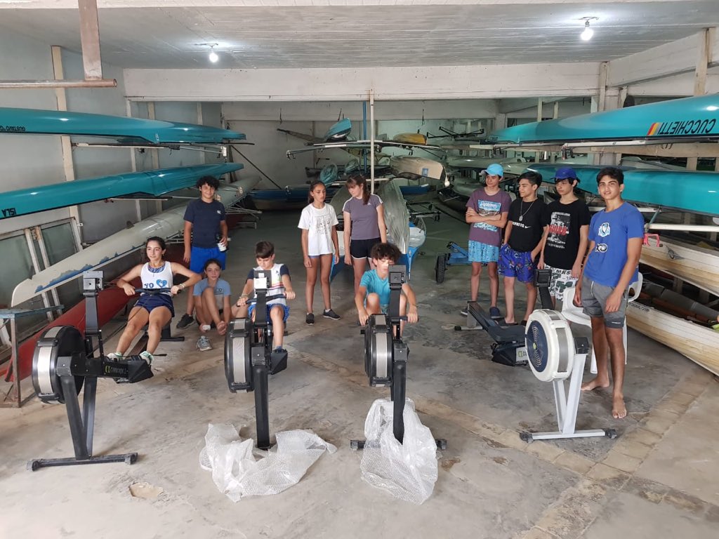 ParanaRowing's tweet photo. 🚣♂️ La escuela de remo del Paraná Rowing Club continúa intensamente con sus entrenamientos de verano, encargándose de la enseñanza de los fundamentos básicos del deporte, la limpieza, cuidado de los botes y su disciplina interna 💪🏻
¡Sumate a la actividad! #QLSR 🔵⚪️ https://t.co/wRKL3QlLWG