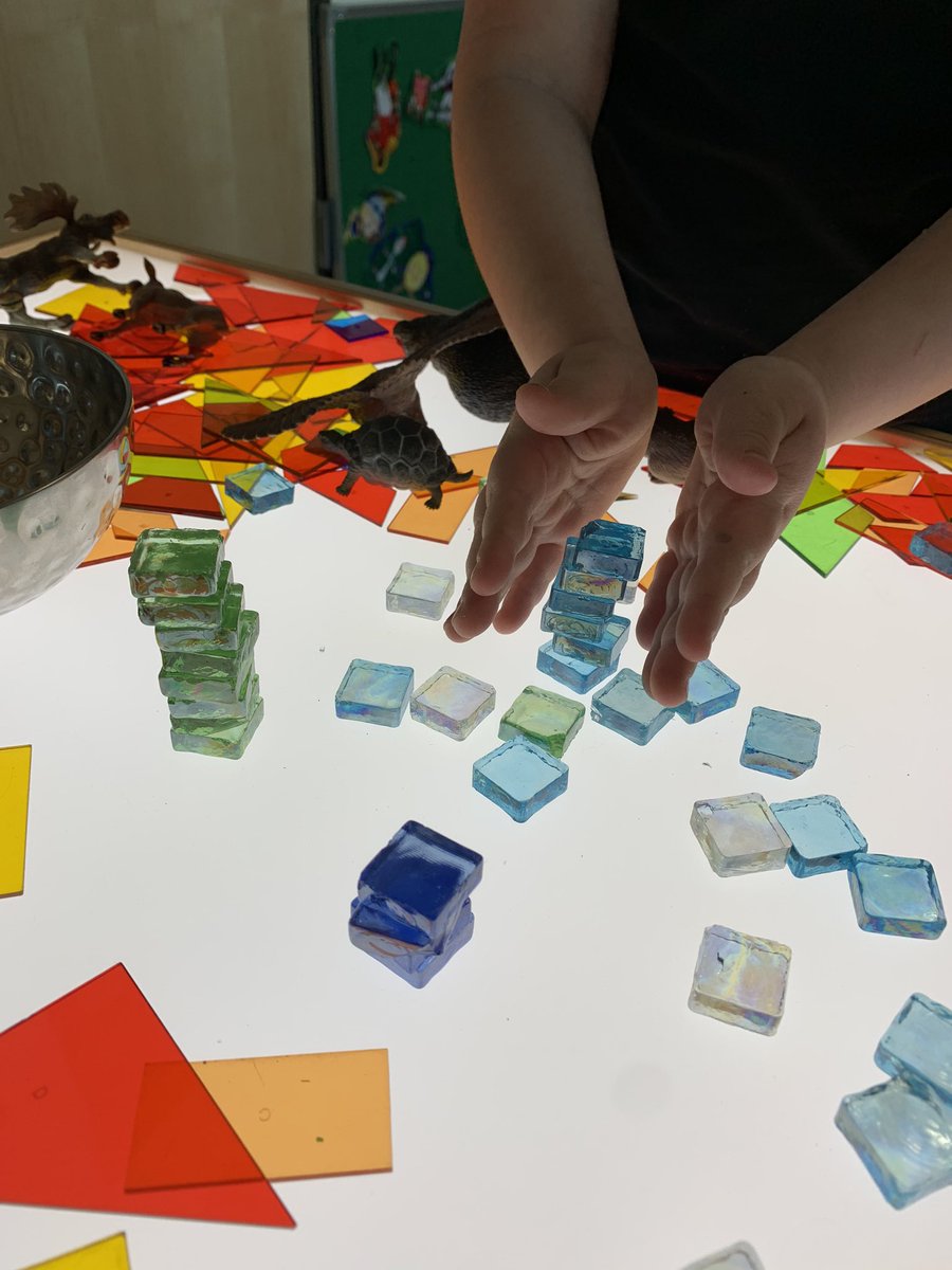 kfidelack's tweet photo. Lots of playful learning at the light table today! #NESD #HBCSpride #PreK #ecechat #LetThemPlay https://t.co/Hjqwb17iRp