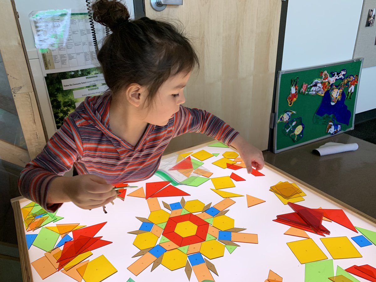 kfidelack's tweet photo. Lots of playful learning at the light table today! #NESD #HBCSpride #PreK #ecechat #LetThemPlay https://t.co/Hjqwb17iRp