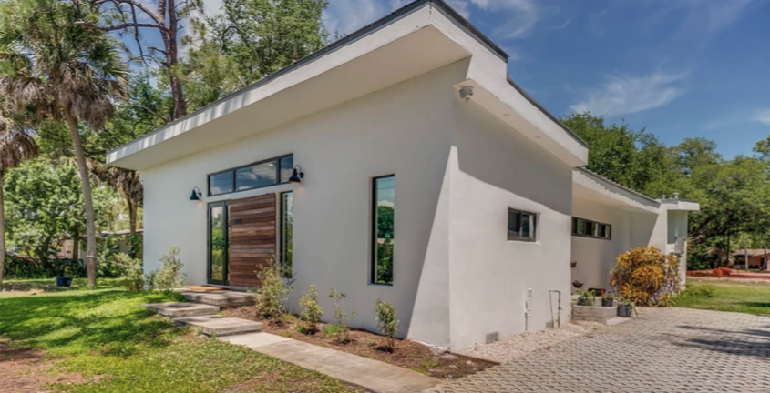 ModularFl's tweet photo. @MEDNAX  Need housing for some doctors? We got one: https://t.co/gOKATeQIQ8 https://t.co/ypH6dhTB4e