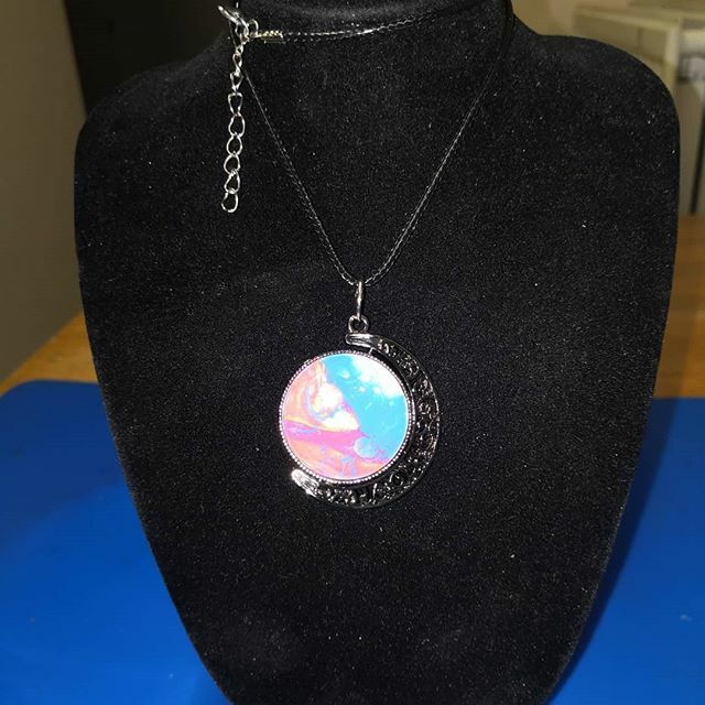 helenclare68's tweet photo. Globe pendants slightly bigger, I wanted to show you all how beautiful they are and I have another use for them, these are also double sided so you can wear which ever way you prefer.
#acrylicpaints #acrylicpouring #acrylicskins #globe #pendants #jewelleโฆ https://t.co/cZHXrVfABn https://t.co/TYumWzRUtY