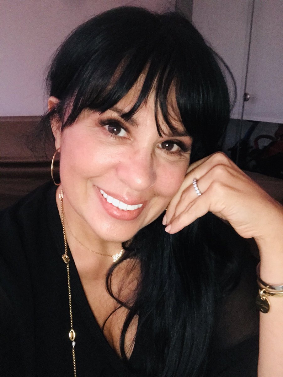 Que hermoso estar nuevamente en Lima, esta ciudad es maravillosa. Mañana tengo sesión de fotos, qué color me recomiendan vestir?