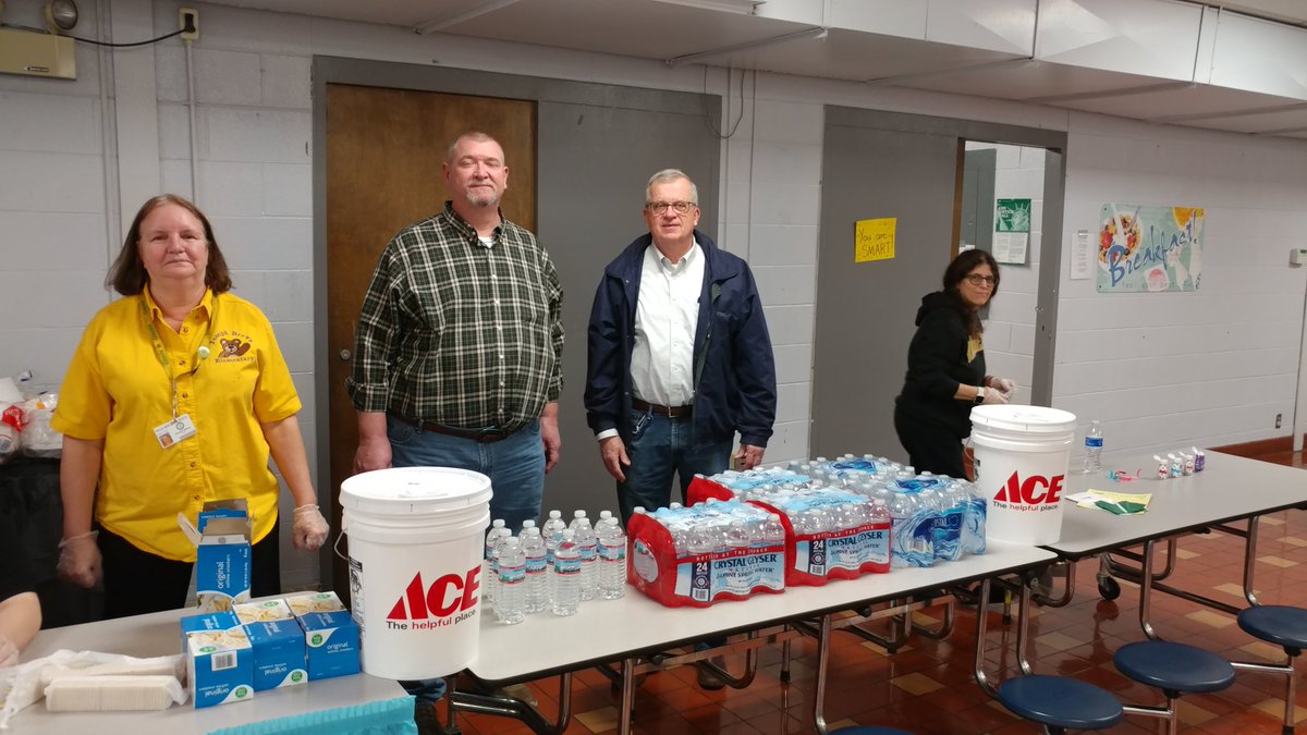 JBESPrincipal's tweet image. Great community partners! #BEARific @cjmarczak @Champion4Chldrn @APofJBES @JBESBears