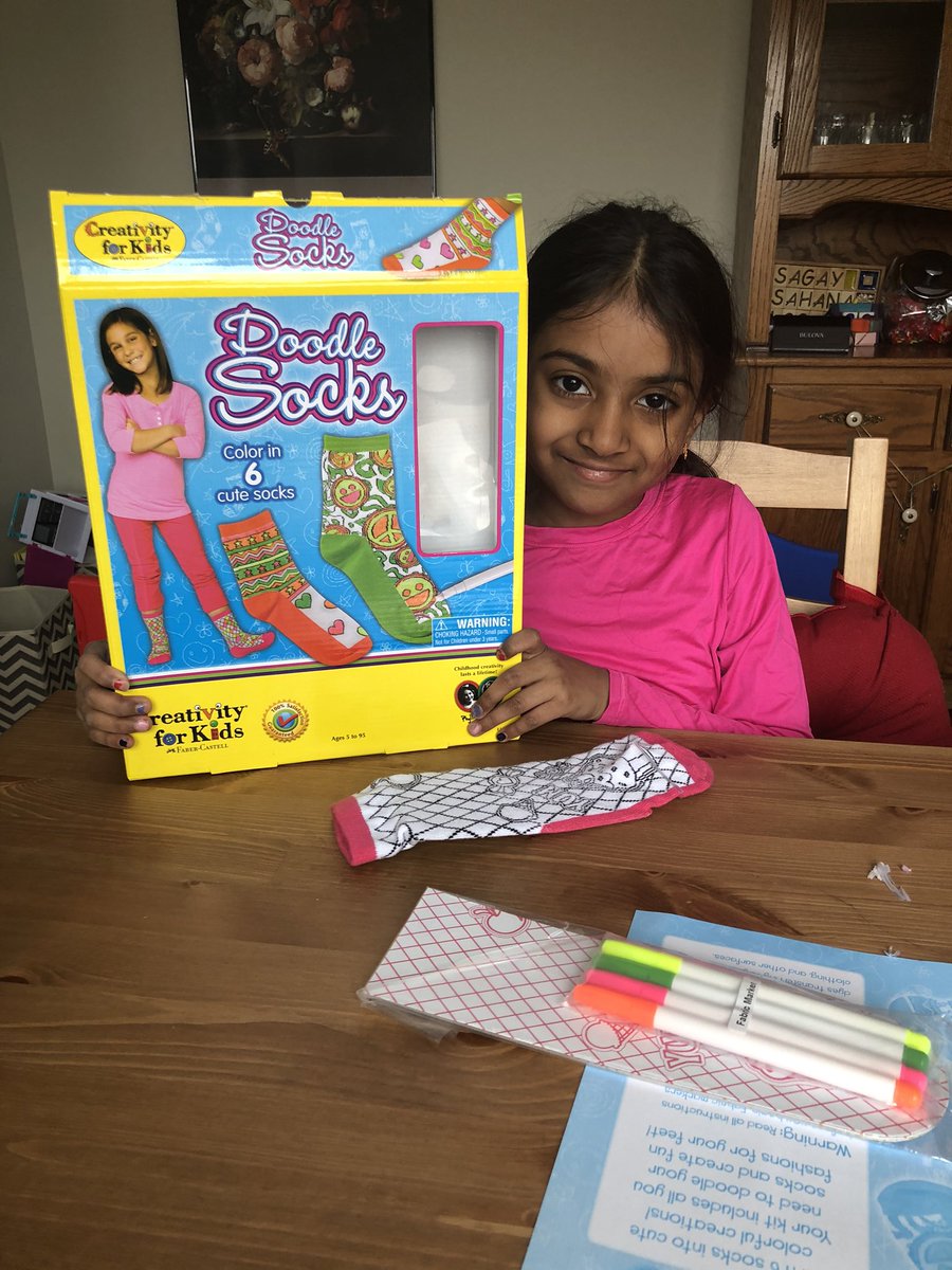 LoganaRam27's tweet photo. Doodle socks diy. Thanks to snow day !!!  @LLEWIXOM #LLEsnowday https://t.co/3RY8Sp2WDG