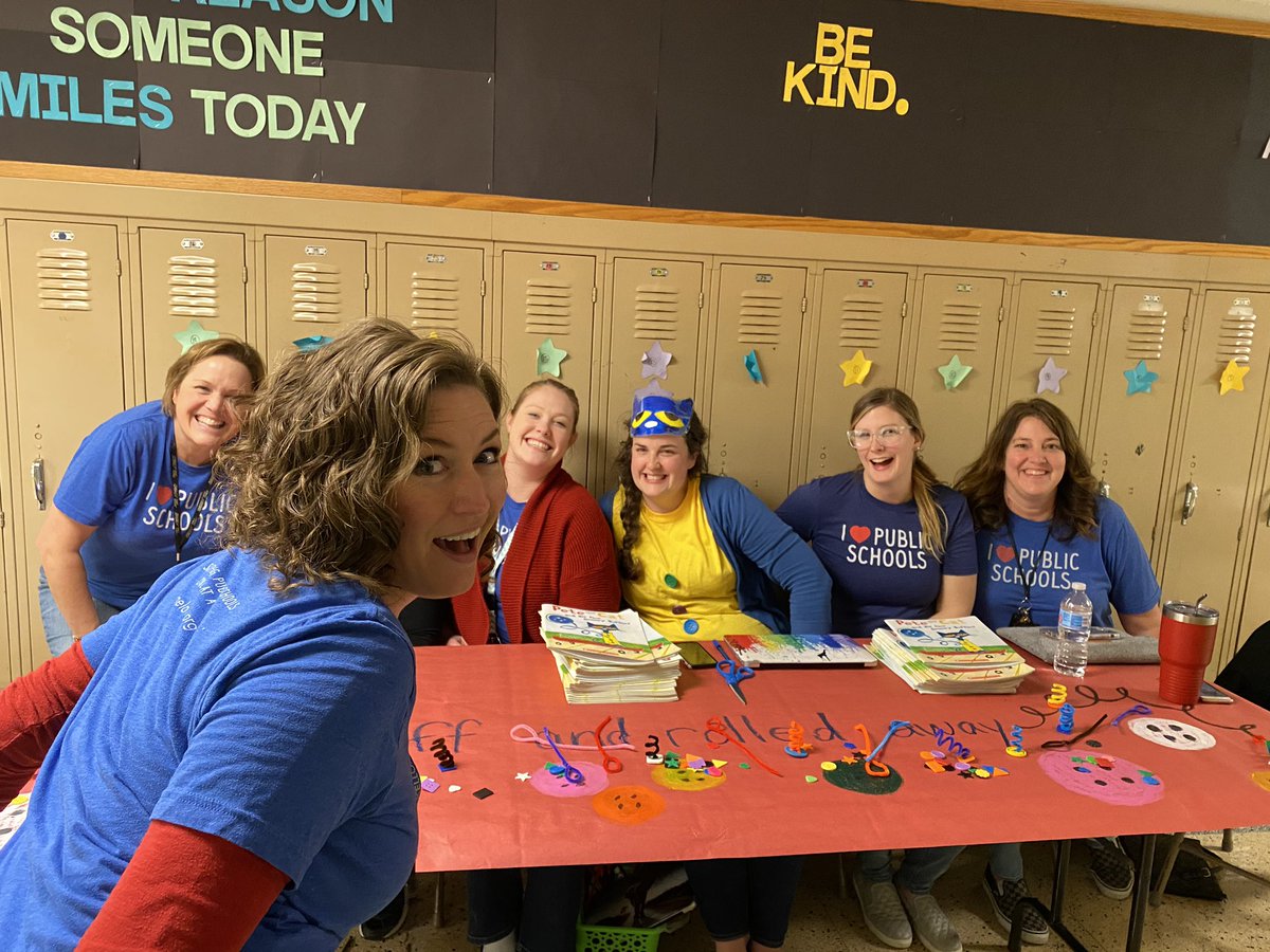 MichelleAvilla2's tweet photo. Leaping into Literacy Night at Kellom with the Early Childhood team. Rockin’ with Pete and His Groovy Buttons. #myteamrocks. #Kellomallstars https://t.co/CH8Egzviqm