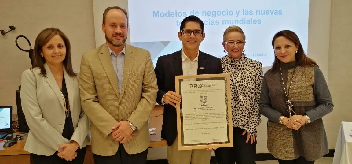 davidballadare1's tweet photo. Grata sorpresa y un honor recibir, a nombre de @Unilever @TalentoUnilever, de manos del Directorio de @procosmeticosec el reconocimiento por trayectoria en el desarrollo de negocios sostenibles. #90YearsOfDoingGood #Unilever #middleamericas #Ecuador https://t.co/jLv0mUfeiT