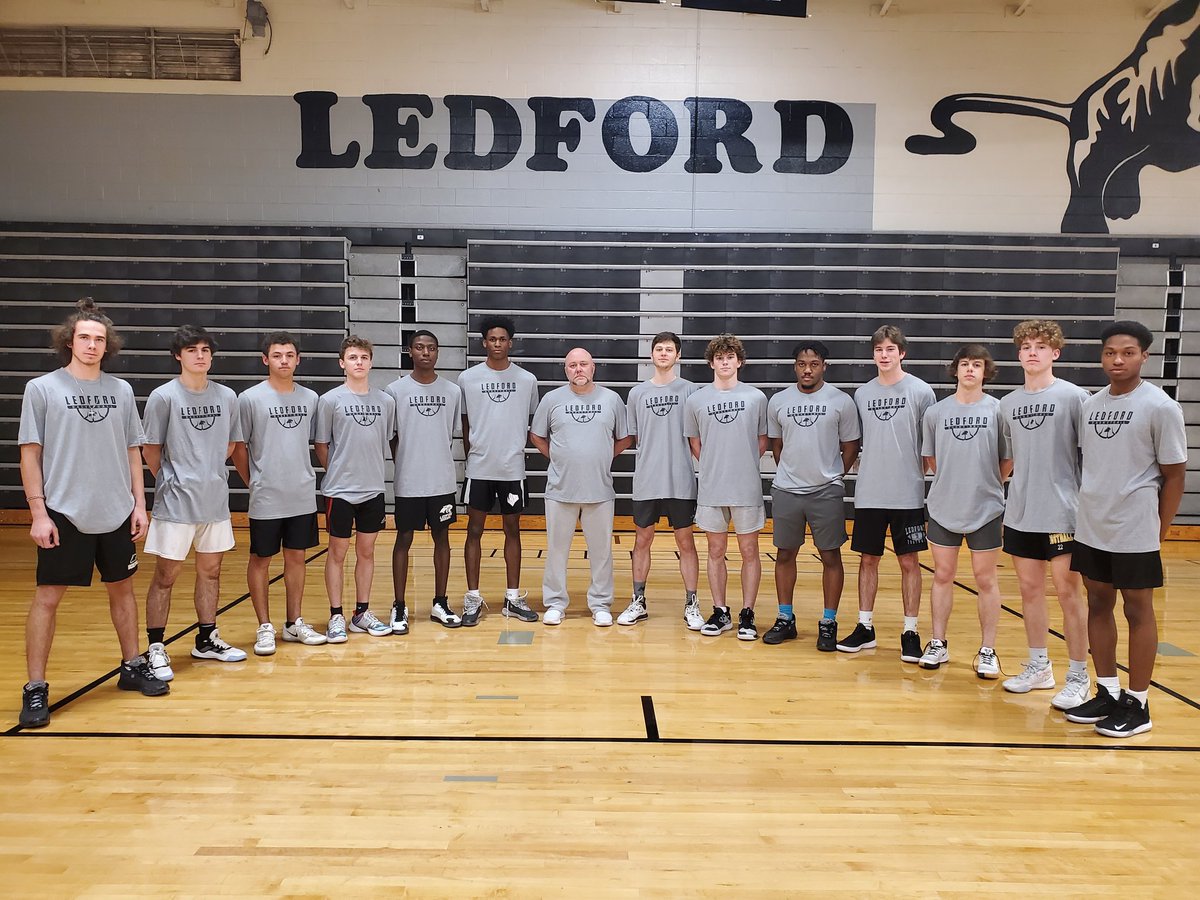 LedfordProud's tweet photo. #ThirdRoundBound for our @ledfordmenshoo1 after the takedown tonight at LHS 64-52!! #LedfordProud #Ledfordfamily #LetsGoooooooooooooo 🎉🐾🖤🙌🖤🐾🎉 https://t.co/CVyWTKGaHh