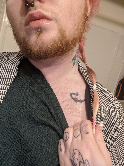 Pull my hair and call me baby~ https://t.co/gCqTI264OU