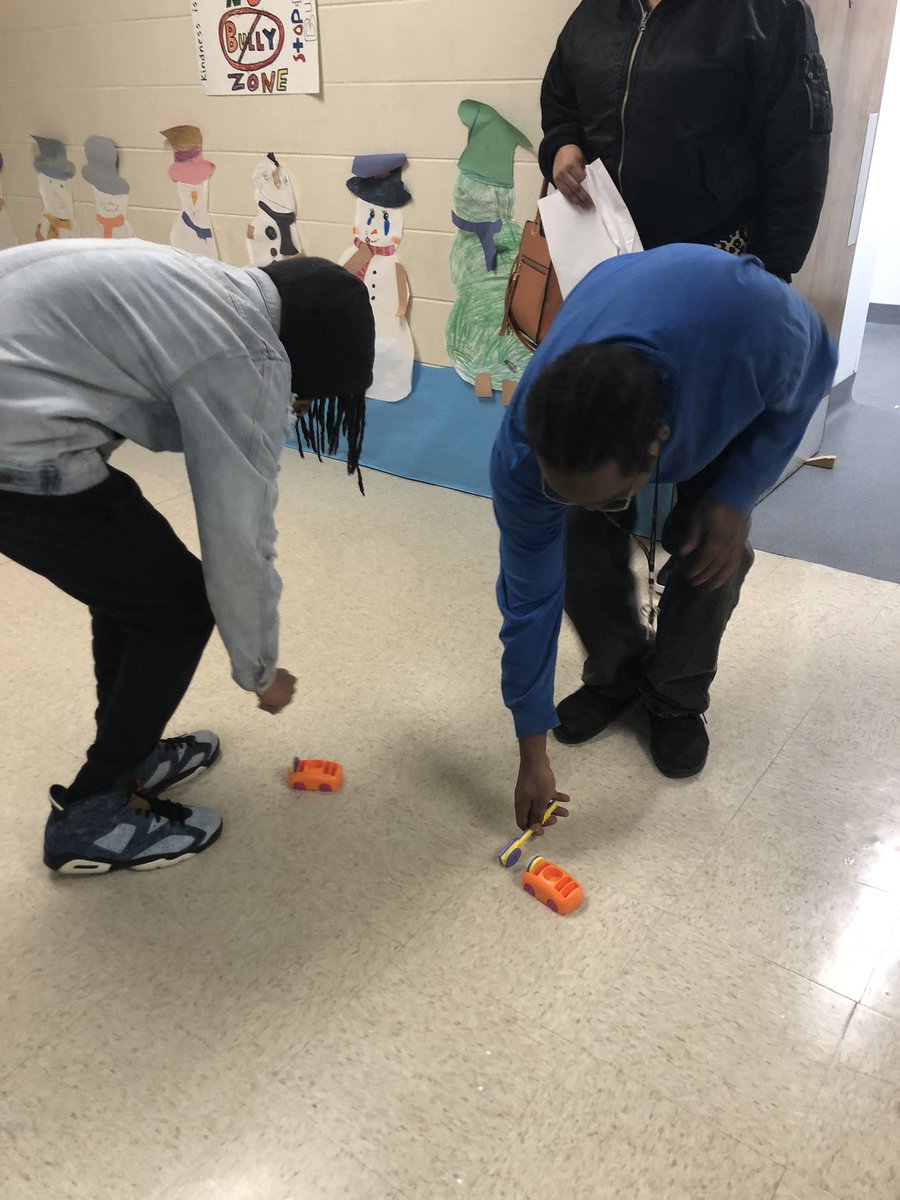 jhernandezbears's tweet image. Grownups getting in on the action #leapforlearning @cjmarczak @Champion4Chldrn @APofJBES @JBESPrincipal #magnets