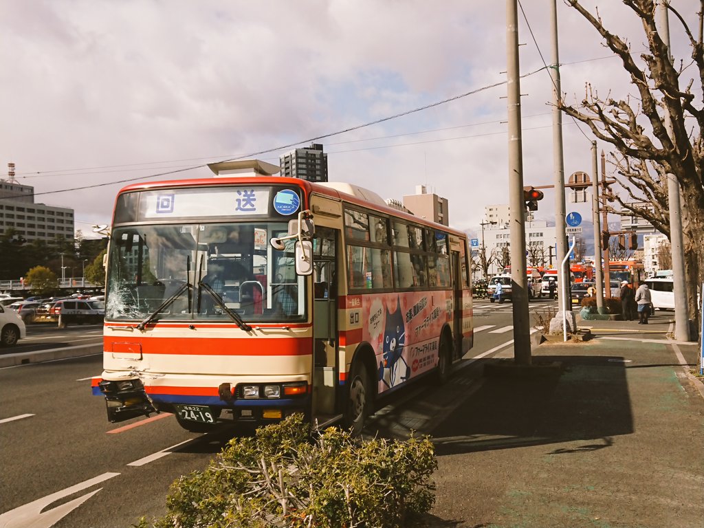 つばさ51号 Sur Twitter 福島市平和通り大原病院前交差点で福島交通路線バス 回送表示 と軽トラの事故 国道4号方面に向かうバスと大原側に曲がる軽トラと右直事故か バスは片ライトベッコリとフロントガラス破損 軽トラは挟まれて救助隊出動中 T T つばさ51号 Sur Twitter 福島市平和通り大原病院前交差点で福島交通路線バス 回送表示 と軽トラの事故 国道4号方面に向かうバスと大原側に曲がる軽トラと右直事故か バスは片ライトベッコリとフロントガラス破損 軽トラは挟まれて救助隊出動中 T T