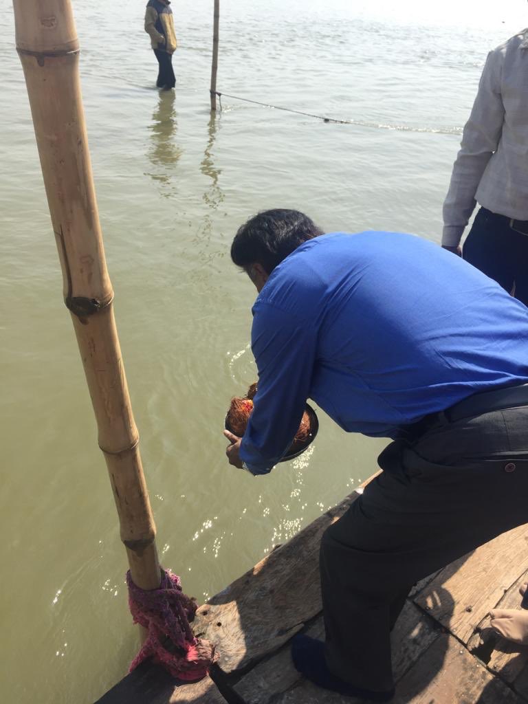 Pra87's tweet photo. Praying at the Sangam, the confluence of the holy Ganga, Yamuna and Saraswati for family. And,  parents who are in heaven blessing us always. https://t.co/DoBJEvd0Fm