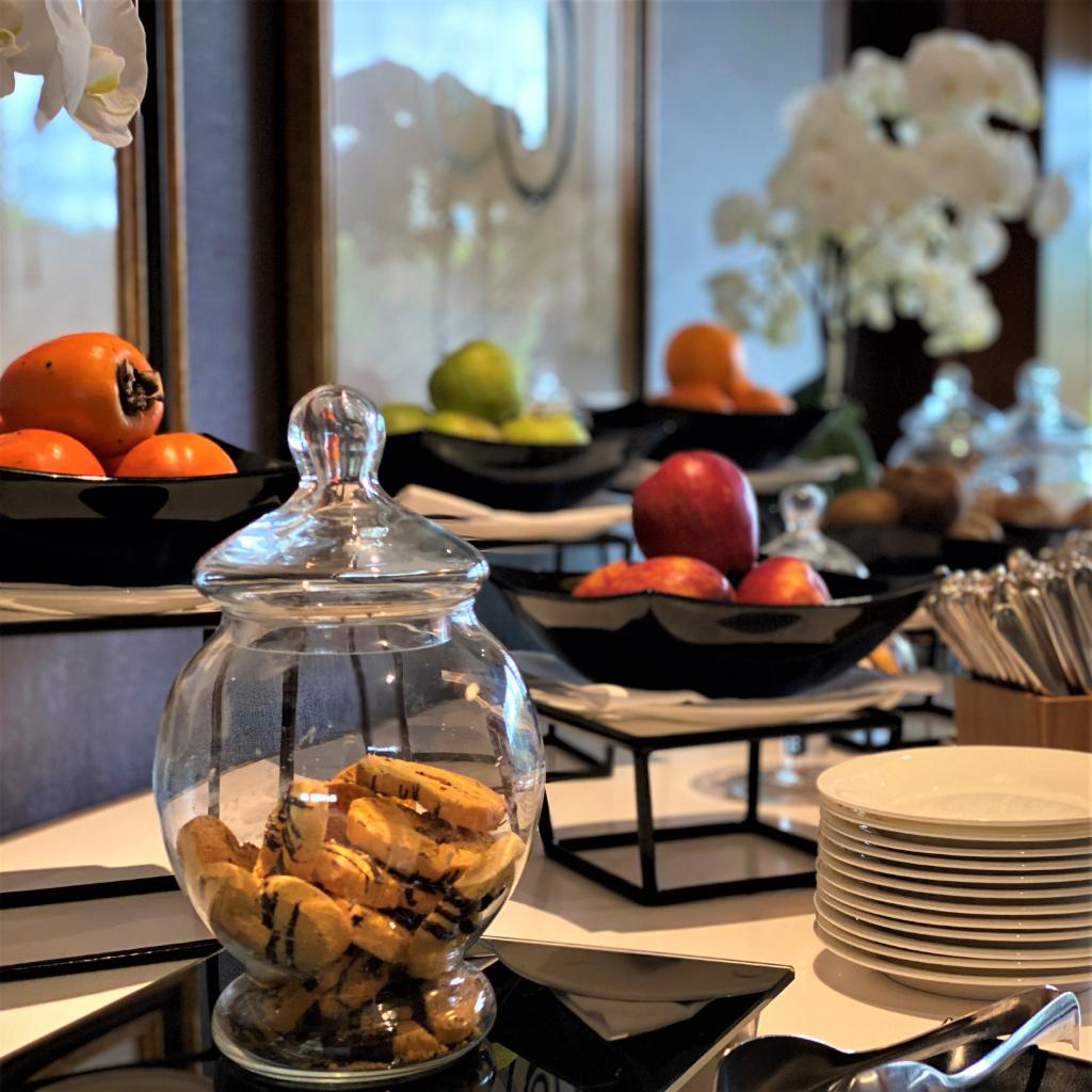 Have you ever tried the delicious snacks from our Club Lounge? Fresh fruits, orange juice, coffee, biscuits, tea: discover our upscale space, reserved to Club Room and Suite guests, where you can connect with friends, meet colleagues or simply relax.
