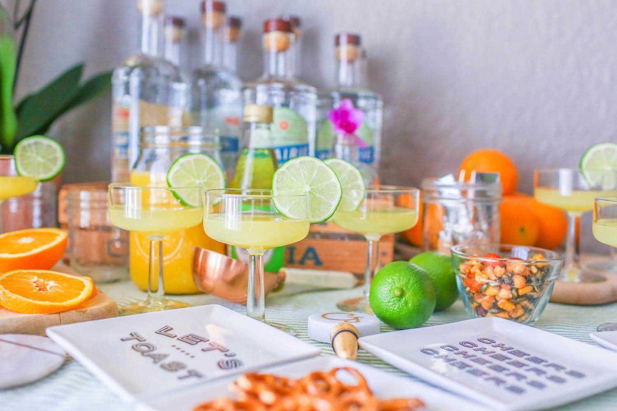 Gennifer_Rose's tweet photo. It's gin o'clock somewhere! Citrus Gin Cocktail Recipe + Happy Hour Hosting Guide. 🍸🥨🍹 #happyhour #cocktails #EnjoyPrairieOrganic #EnjoyDoingGood https://t.co/hrFnnv7W39 https://t.co/OVhdUlV9Yn