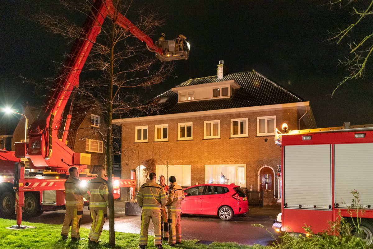 Schoorsteenbrand in Veerallee snel onder controle Lees meer bij @WeblogZwolle :. #zwolle @VRIJsselland.