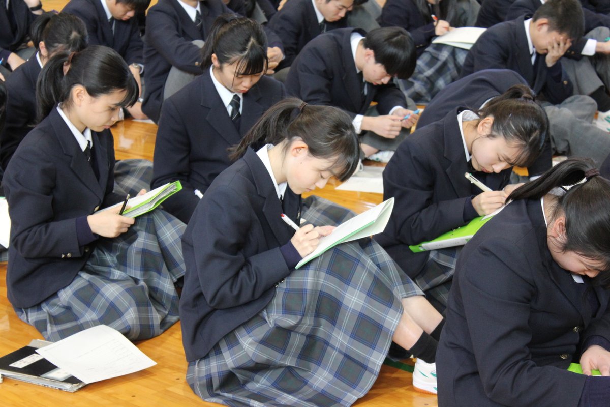 広島県立吉田高等学校 公式 ２月19日 水 Npo法人キャリアプロジェクト広島から竹本 寛美 様と 現在市内で働く３名の 吉田高校の先輩方を講師に迎え 働くことについて講演をいただきました 講師の方から 高校生の間にしておくべきことなど 有意義な