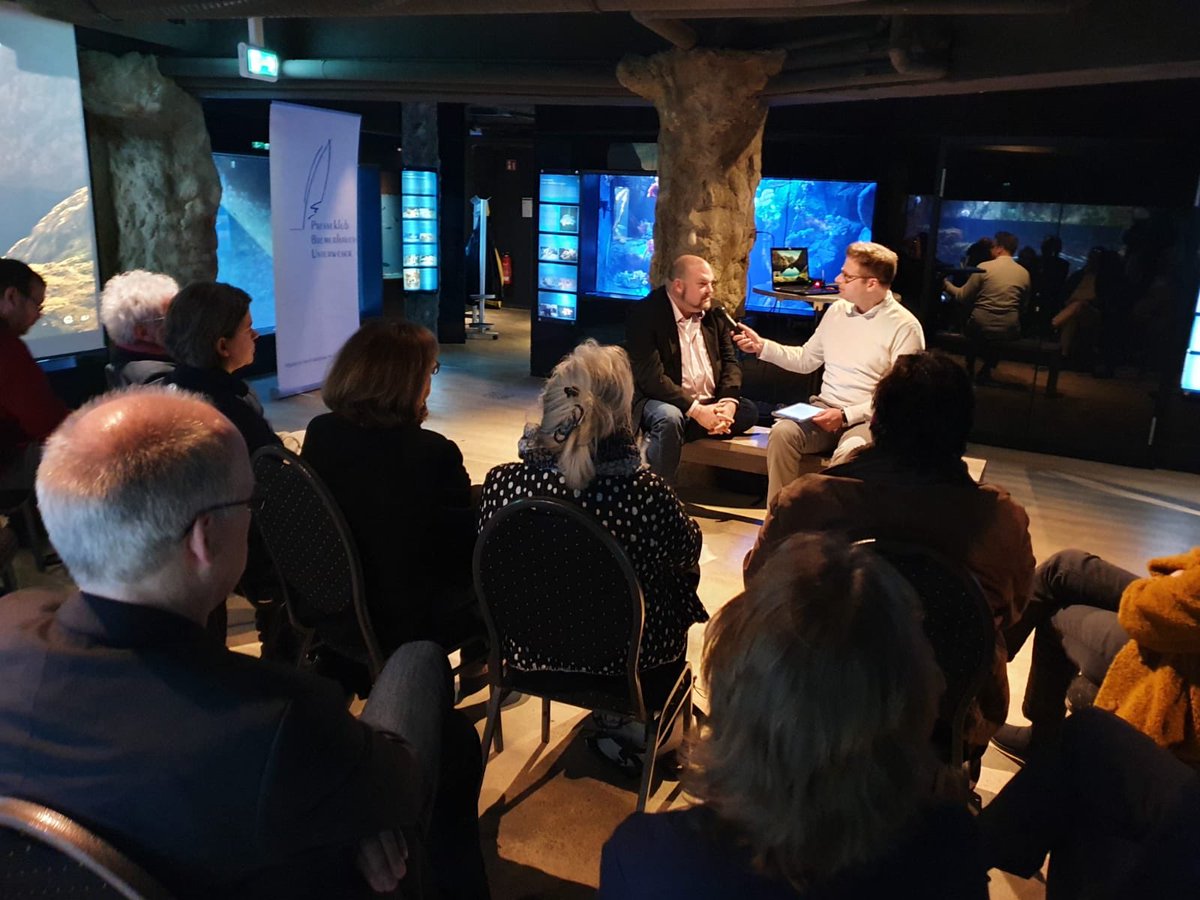 ,,Aquariumsgespräch“ m. TV-Journ. <a href="/Schreckeneder/">Christian Brans-Schreckeneder</a>: ,,#Bremerhaven verkauft sich völlig unter Wert“. Sein Appell a. d. Stadt: Mehr #Mut &amp; #Konsequenz für’s eigene Image.