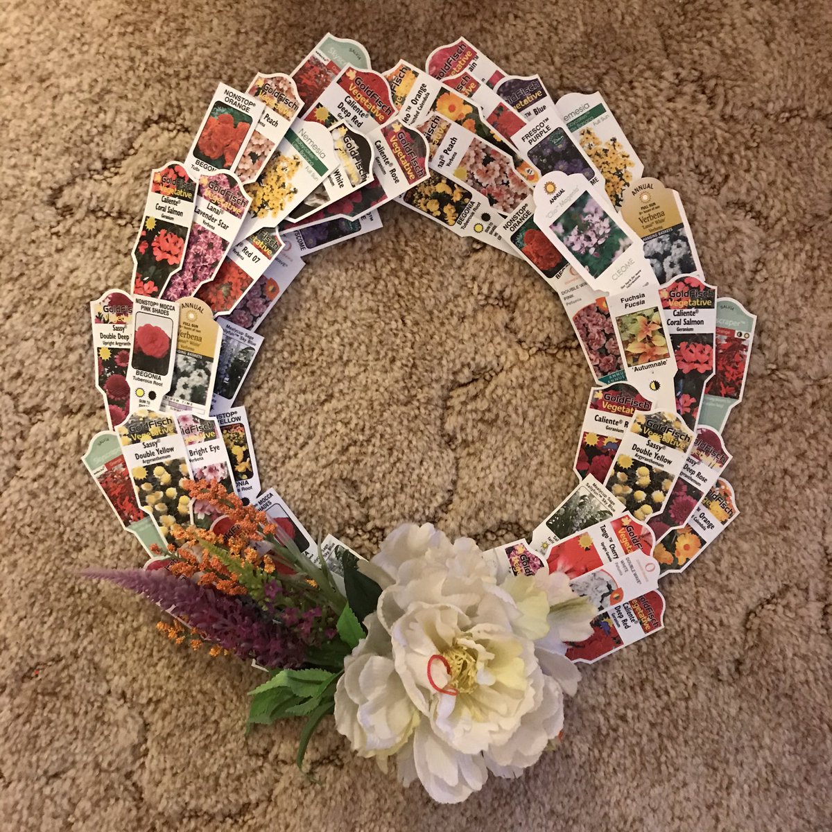 KassSmiley's tweet photo. I can arts n crafts my ass off sometimes. #flowers #annuals #planttags #crafts #hotglue https://t.co/X6exBo9hpL