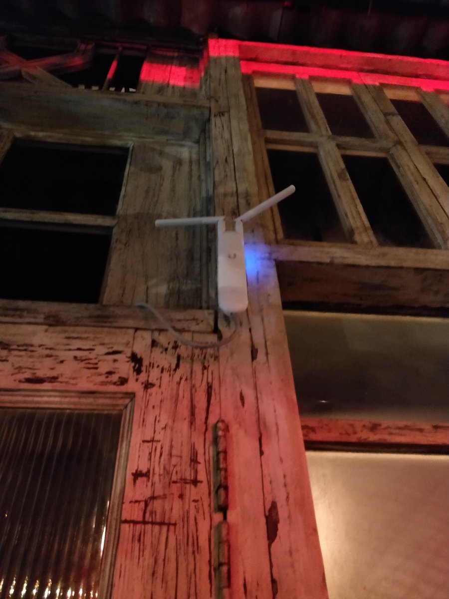 UbiquitiIndia's tweet image. Great to see the UniFi Mesh deployed at @SocialOffline in Delhi. Nothing beats fresh beer and fast Wi-Fi 😊. #UIEverywhere