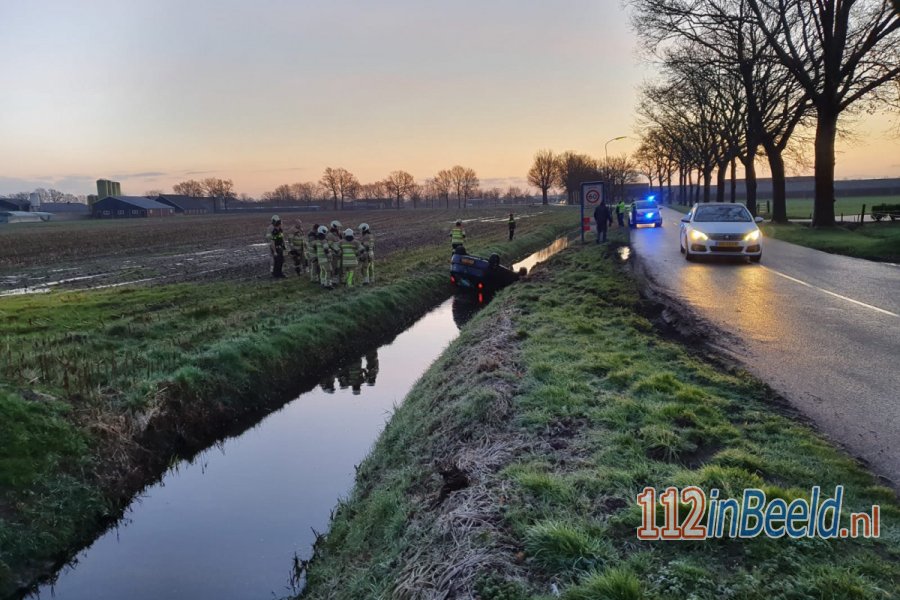Auto te water langs de Hopeseweg in #Renswoude. 112 in Beeld.