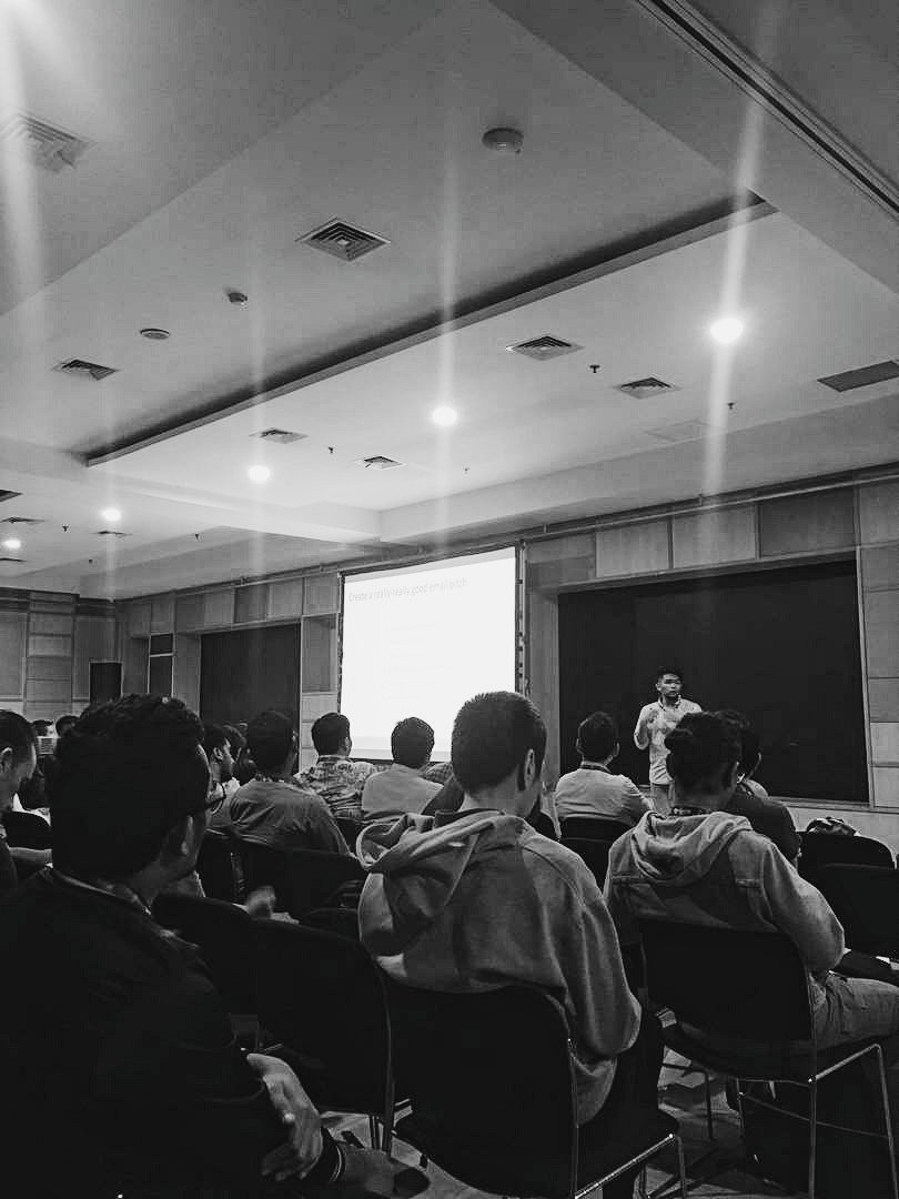 AndrewPrasatya's tweet photo. Yesterday I was at #SEOCon sharing how iPrice's team able to build an in-house link building team that managed to get over 2k+ free coverages & links from high authority websites.
First time speaking in front of 300+ people ๐๏ธ๐๏ธ๐๏ธ https://t.co/GmGtQlYV8A