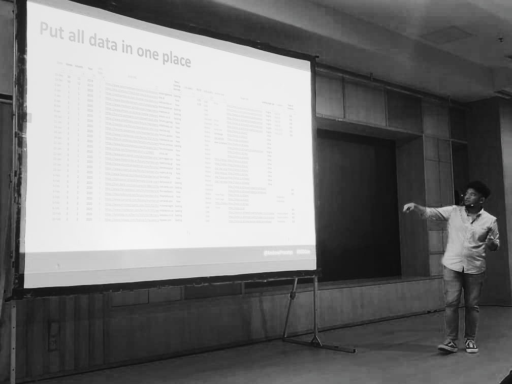 AndrewPrasatya's tweet photo. Yesterday I was at #SEOCon sharing how iPrice's team able to build an in-house link building team that managed to get over 2k+ free coverages & links from high authority websites.
First time speaking in front of 300+ people ๐๏ธ๐๏ธ๐๏ธ https://t.co/GmGtQlYV8A