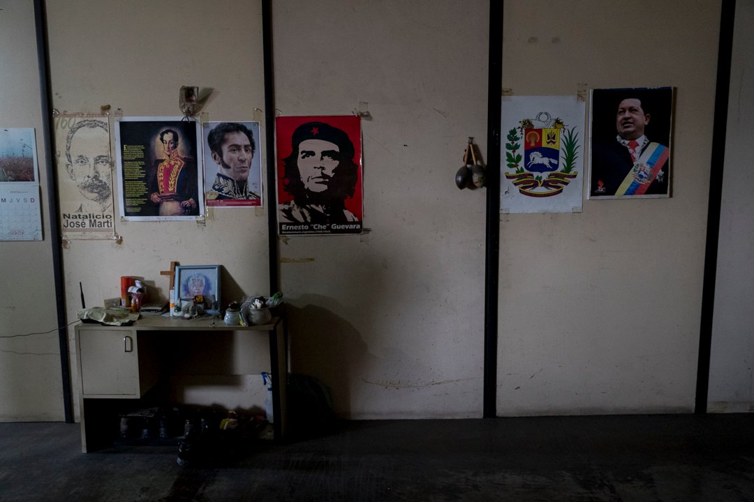 <a href="/EFEnoticias/">EFE Noticias</a> @epaphotos Antonio Moreno tiembla sin control mientras convalece de una infección respiratoria en su improvisado apartamento de la Torre Viasa. Padece parkinson desde 2014 y no sigue su tratamiento por falta de recursos. <a href="/RonCcs/">Ron González</a> cuenta esta historia para <a href="/EFEnoticias/">EFE Noticias</a> en #Caracas.