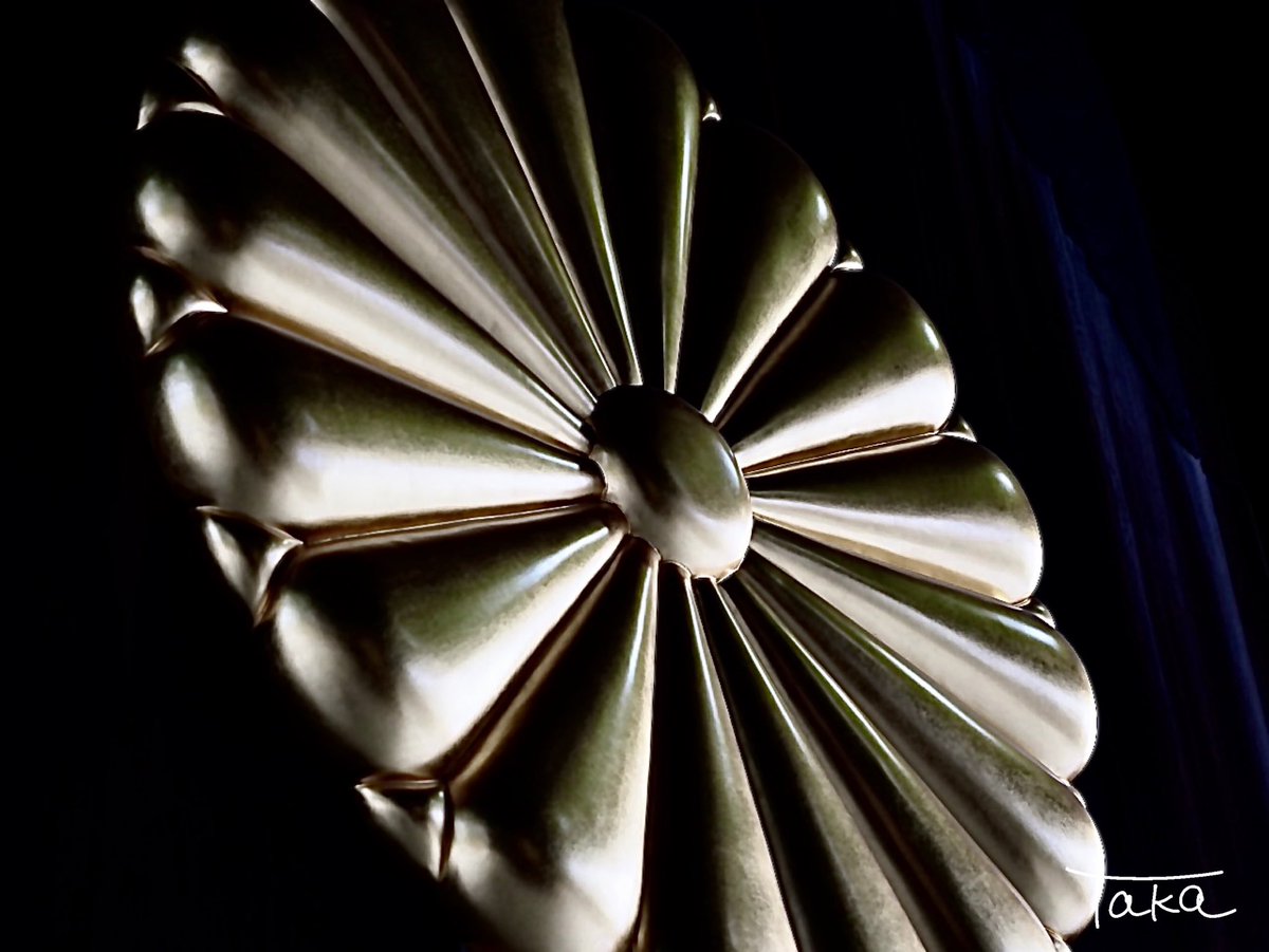 Photographer Takayuki Yoshino در توییتر 靖国神社 重厚な門についた大きな菊の御紋 曇っている夕方の撮影でしたが 光の加減がいい感じに 靖国神社 参道 鳥居 菊 御紋 右でも左でもない ポートレート撮ります ポートレートモデル募集中 被写体募集中