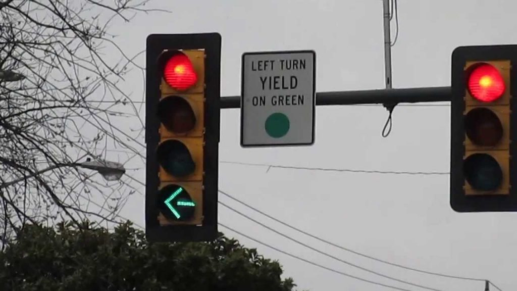 Zekeys_Mom's tweet photo. Minimum of 5 cars allowed to turn left after the light turns red.
#RejectedTrafficLaws https://t.co/l16PPZGjaU