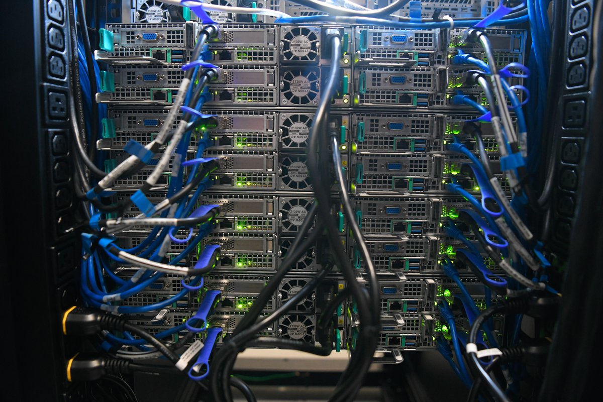 djtrivedi's tweet image. Introducing Paratpara (परात्पर, meaning Transcendence), a 16 nodes 512 CPU cores high performing computing cluster &amp;amp; vital member of Trivedi Research Group, with rest of the team! #HPC #ResearchIsFun @ClarksonPhysics (Photo by Steve Jacobs @ClarksonUPhotos) #ClarksonU #LetsGoTech