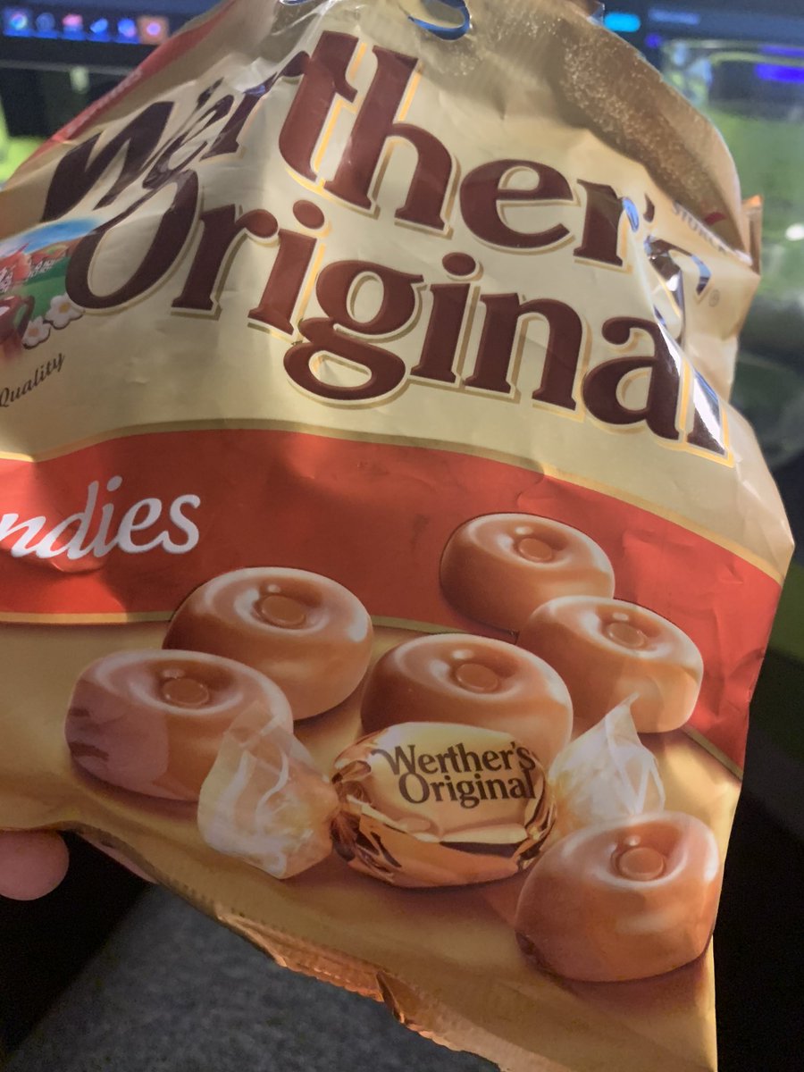 Reventxz's tweet photo. Estos caramelos le dan mil quinientas vueltas a vuestras galletas dinosaurus de mierda https://t.co/vRpXjsXMa6