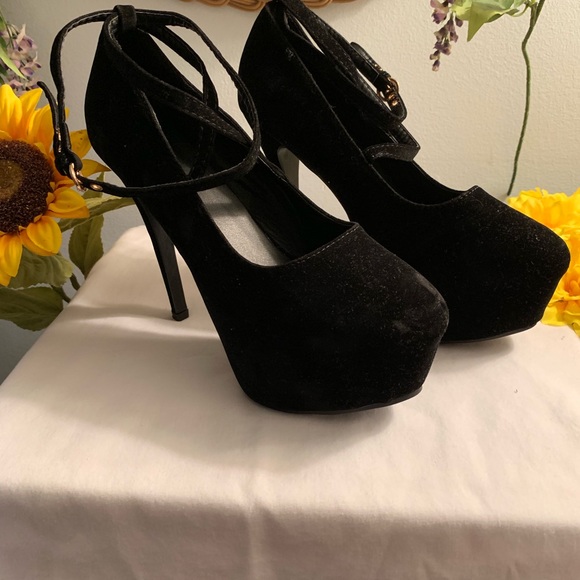 So good I had to share! Check out all the items I'm loving on @Poshmarkapp #poshmark #fashion #style<a href="/tag/fashion"class="tags"><span>#fashion</span></a><a href="/tag/shopmycloset"class="tags"><span>#shopmycloset</span></a><a href="/tag/style"class="tags"><span>#style</span></a><a href="/tag/poshmark"class="tags"><span>#poshmark</span></a><a href="/tag/medela"class="tags"><span>#medela</span></a>